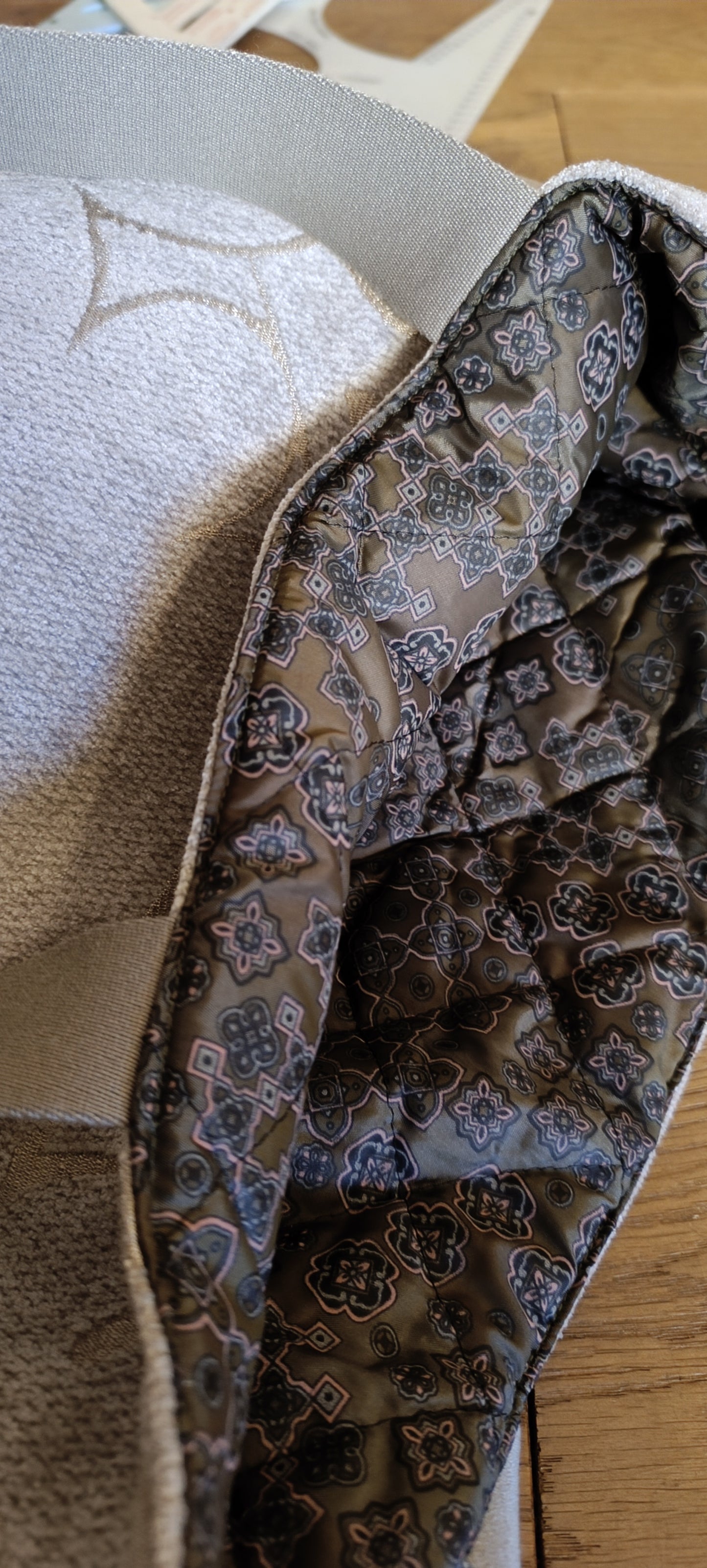 Shopperona in velluto beige damascato