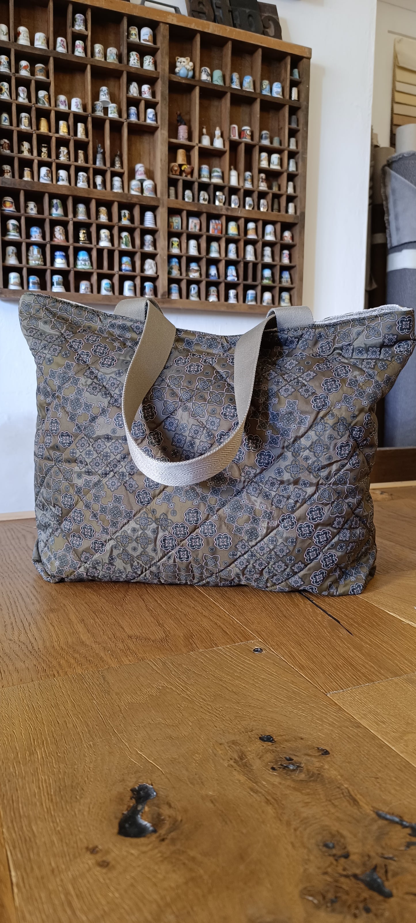 Shopperona in velluto beige damascato