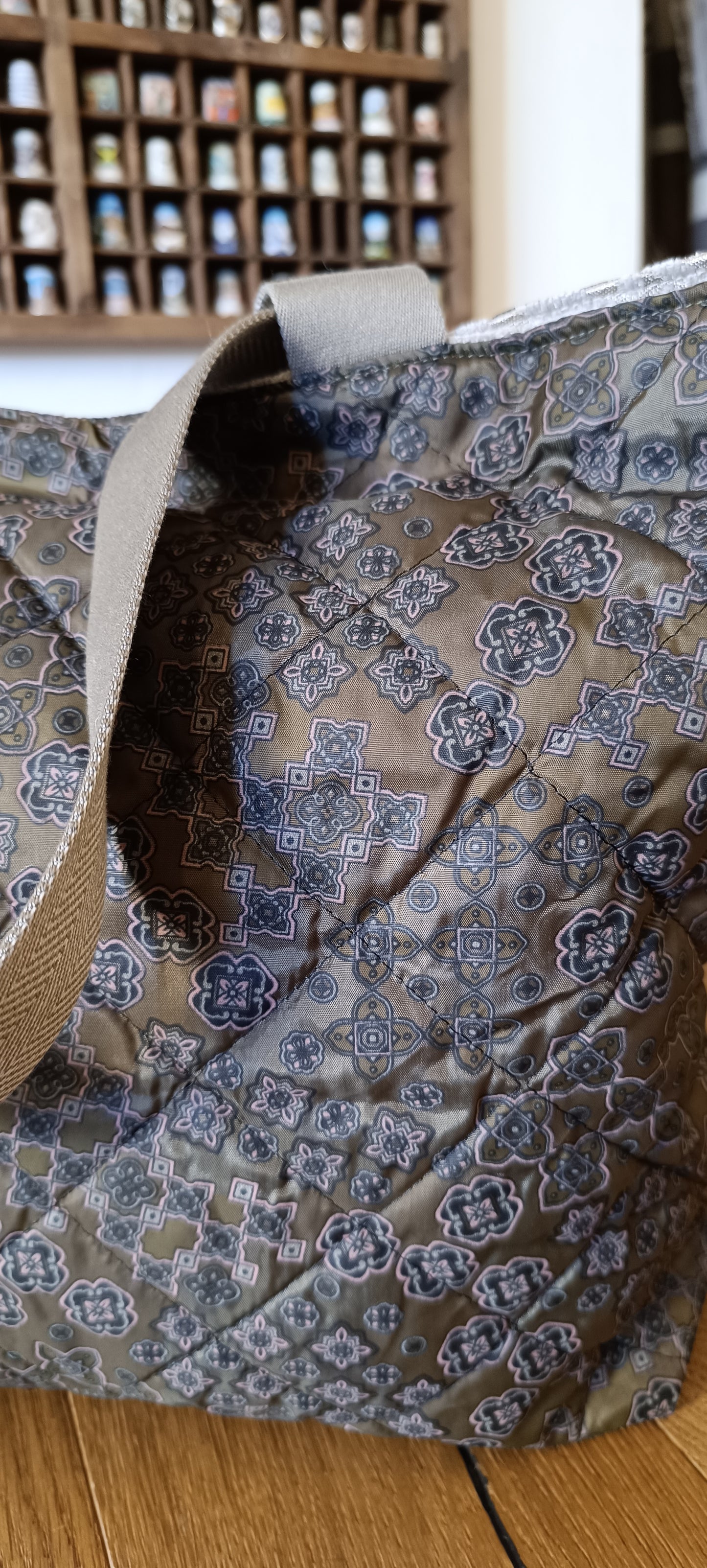 Shopperona in velluto beige damascato