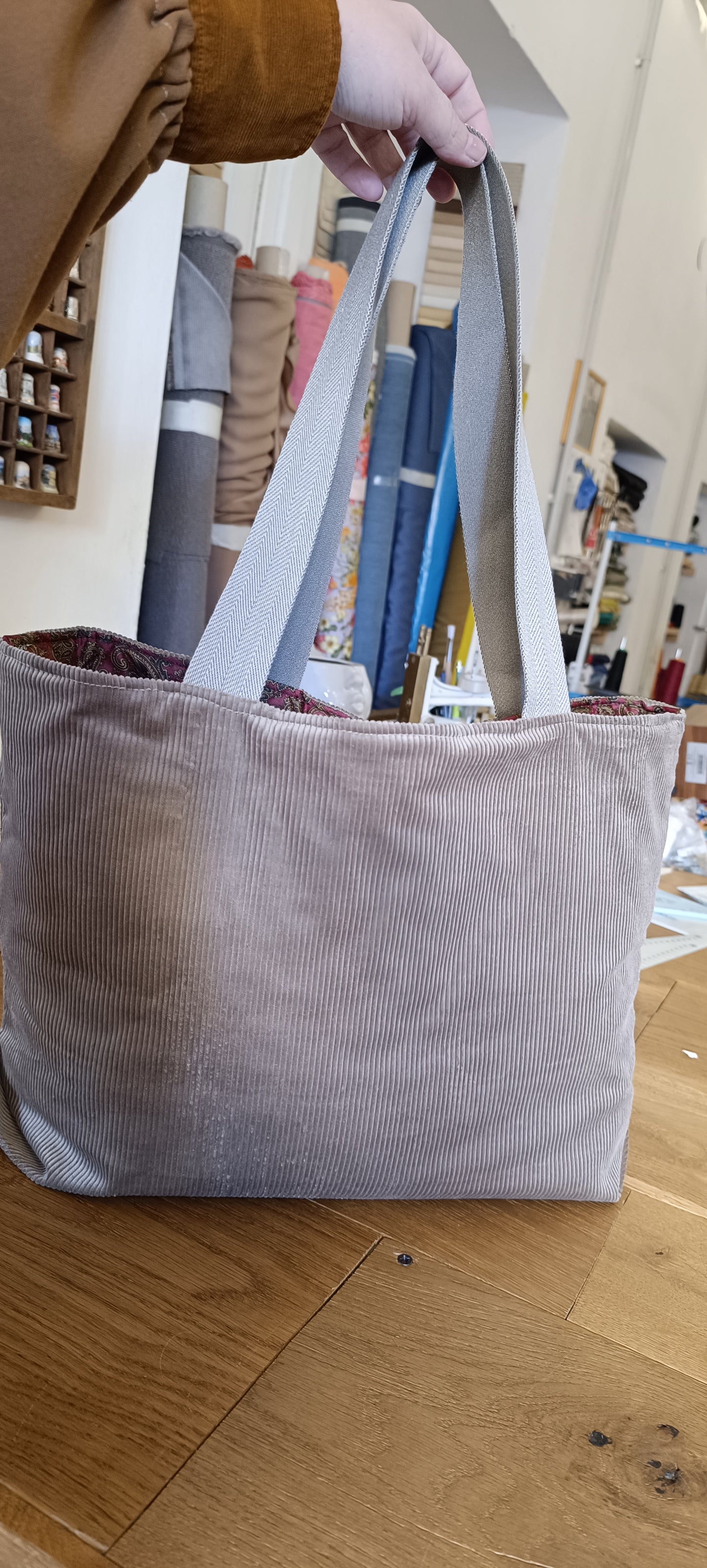 Shopperona in velluto beige
