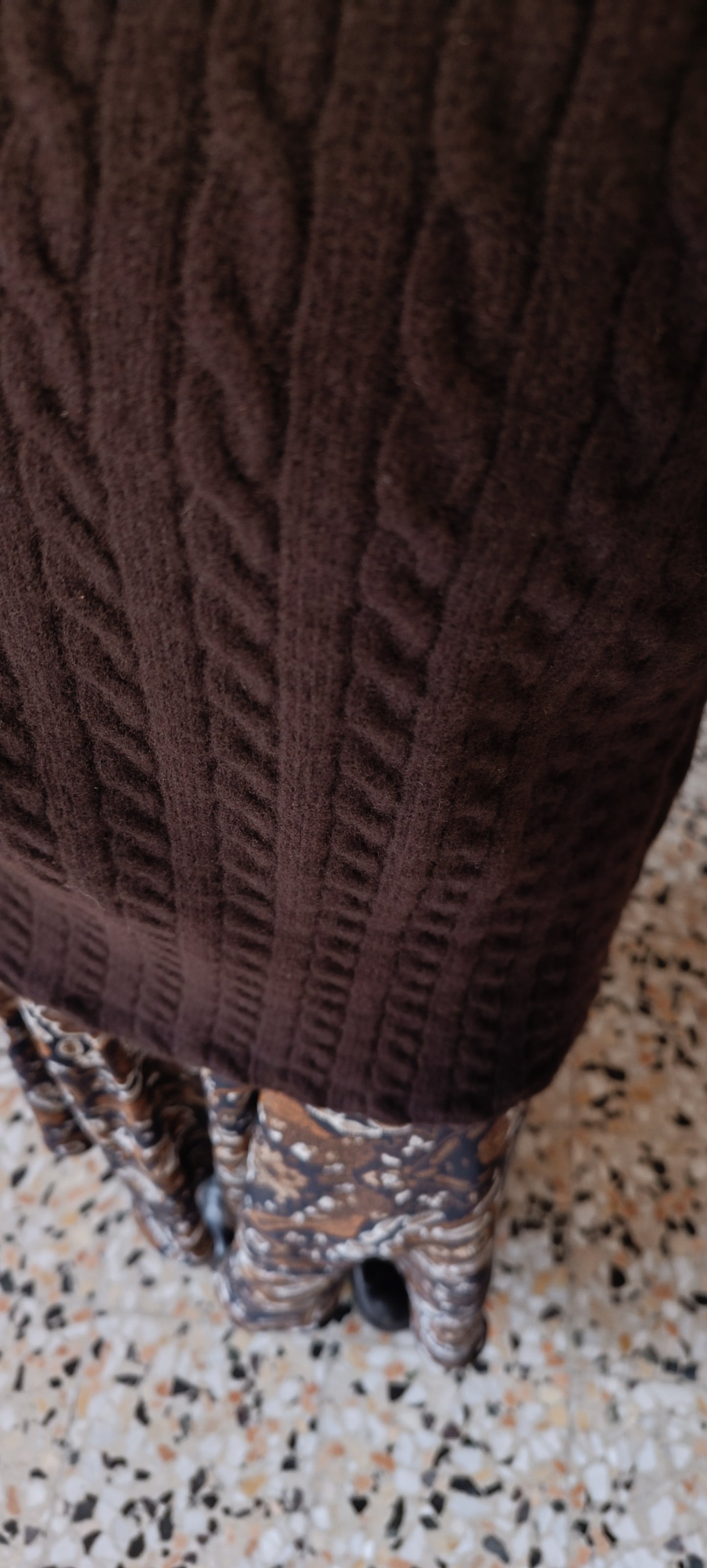 Maglioncino marrone trecce